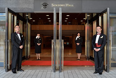 笑顔で出迎えるサントリーホールのレセプショニスト