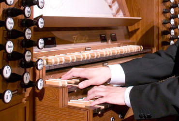 手・足・頭をフル回転させて演奏するオルガン。