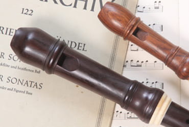 その昔、王様や貴族が愛用していたリコーダーは象牙など貴重な素材で作られていました。現在では木製や、プラスチック製のものが一般的です。