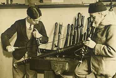 アーノルド・ドルメッチ（右）と息子のカール・ドルメッチ（左）。古楽器復元に取り組んだ楽器工房にて（1929年）。 Photo: By kind permission of the Trustees of the Dolmetsch Archive.