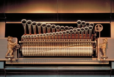 サントリーホール正面玄関の上壁に仕込まれたパイプオルゴール。正午と開場時に音楽が奏でられる。