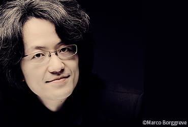 指揮者であり作曲家、ピアノやオルガンなど鍵盤楽器の演奏と、多彩な活躍で注目を浴びる鈴木優人氏。