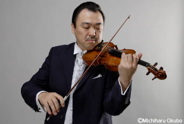 現在、新日本フィルハーモニー交響楽団と兵庫芸術文化センター管弦楽団でコンサートマスターを兼任する豊嶋泰嗣さん。