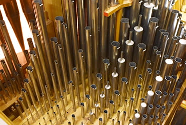 オルガン内部のパイプの写真