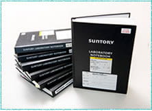 「研究記録をつけている実験ノート」