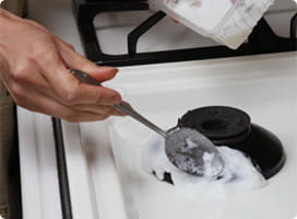 コンロに洗剤を塗る。