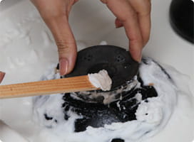 コンロの汚れをそぎ落とす。