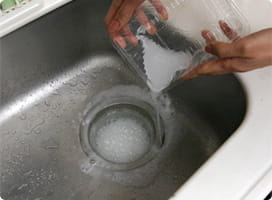 泡立つ排水口の写真。