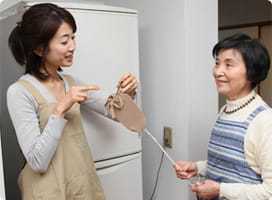 すきまモップを手にした前さんと蓑田。