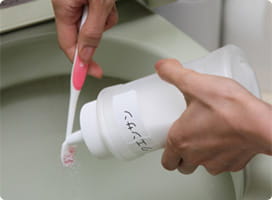 クエン酸をブラシにつける。