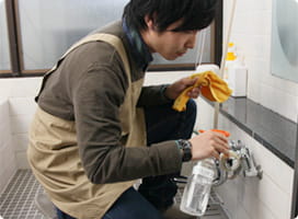 蛇口にクエン酸水をスプレーする依藤。