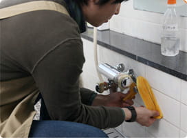 蛇口を磨く依藤。