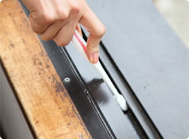 窓のレールを歯ブラシで掃除。