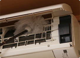エアコン内部をポリばたきで掃除。