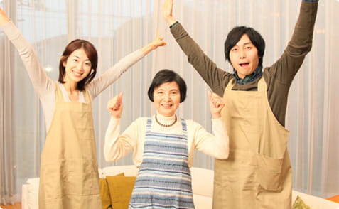 バンザイをして喜ぶ前さん、蓑田、依藤。