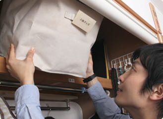 棚のボックスを持つ依藤