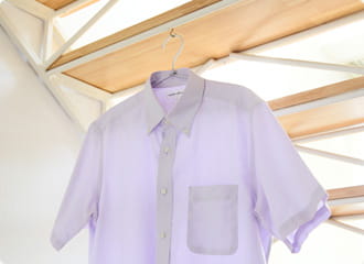 フックに洋服をつるしている写真