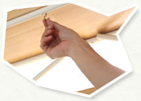 階段裏にフックを付けている写真