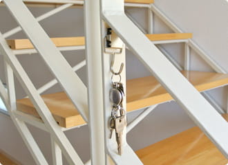 階段に付けられたマグネットフックと鍵の写真