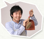 ミニ掃除セットを持つ依藤