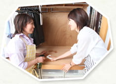 押し入れをエタノール清掃する吉島先生と蓑田