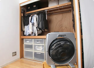 扇風機で風を押し入れに送る写真